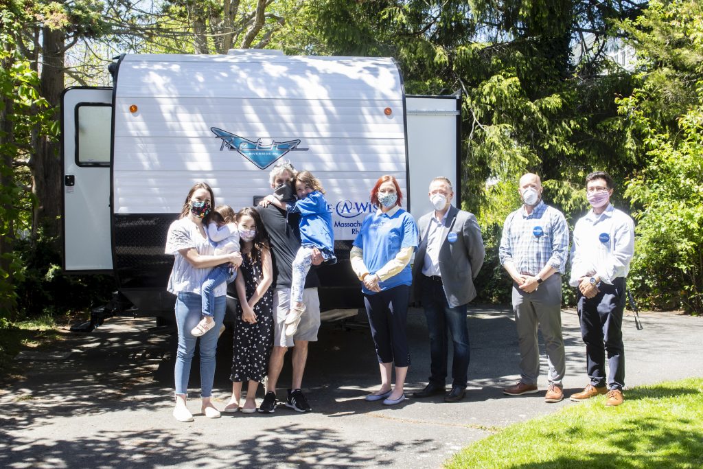 Riverside RV fait don d'une roulotte de voyage à un survivant Ellie-and-Family-plus-Riverside-__-Make-a-Wish--1024x683