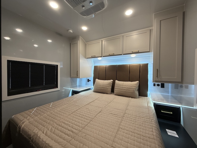 IROK FS 3218 bedroom