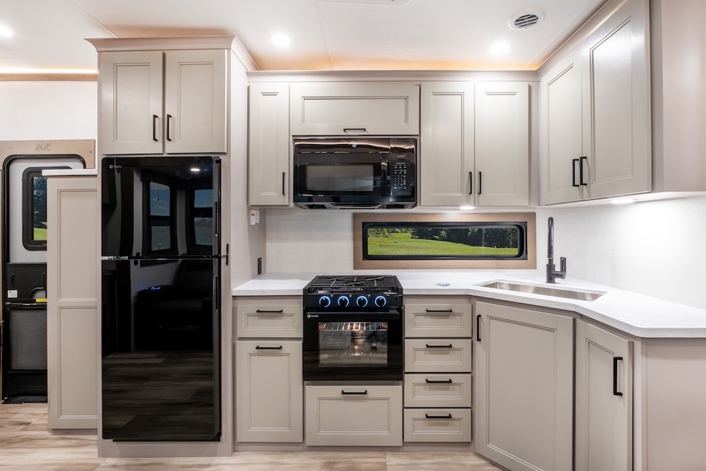 Model Year 2027: Thor Motor Coach & KZ RV 7 MY2027 Durango HT kitchen