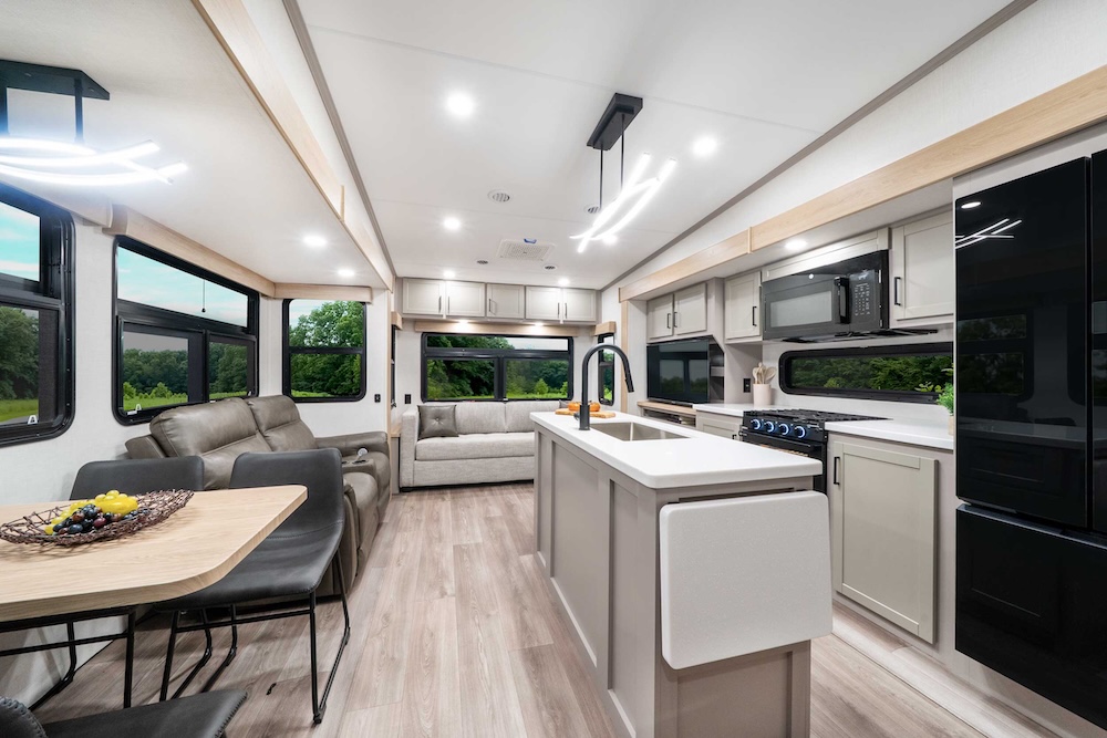 Model Year 2027: Thor Motor Coach & KZ RV 9 MY2027 Ridegway int