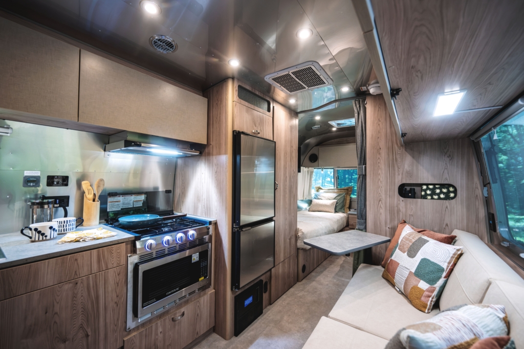 Model Year 2027: Airstream & Tiffin Motorhomes 4 flying cloud int